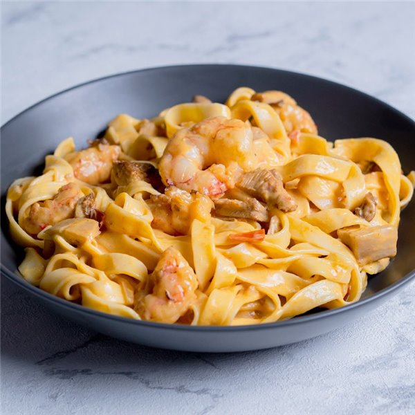 Tagliatelle con salsa de setas y tofu