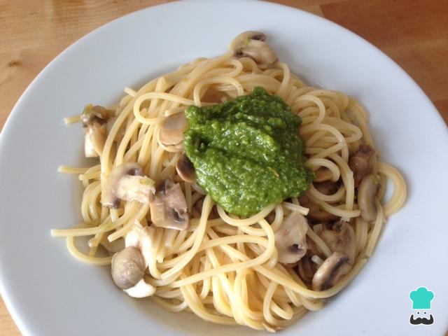 Tagliatelle con salsa de setas y pesto