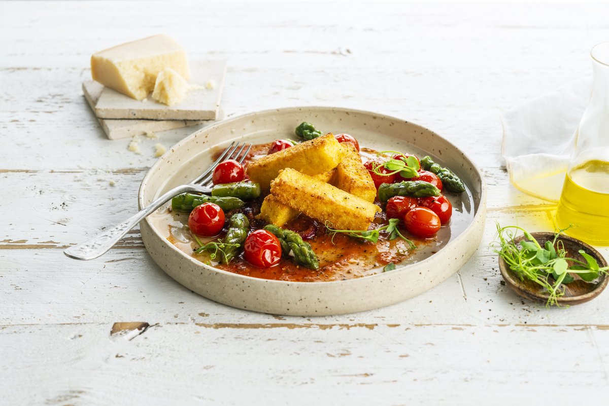 Polenta con espárragos y queso feta