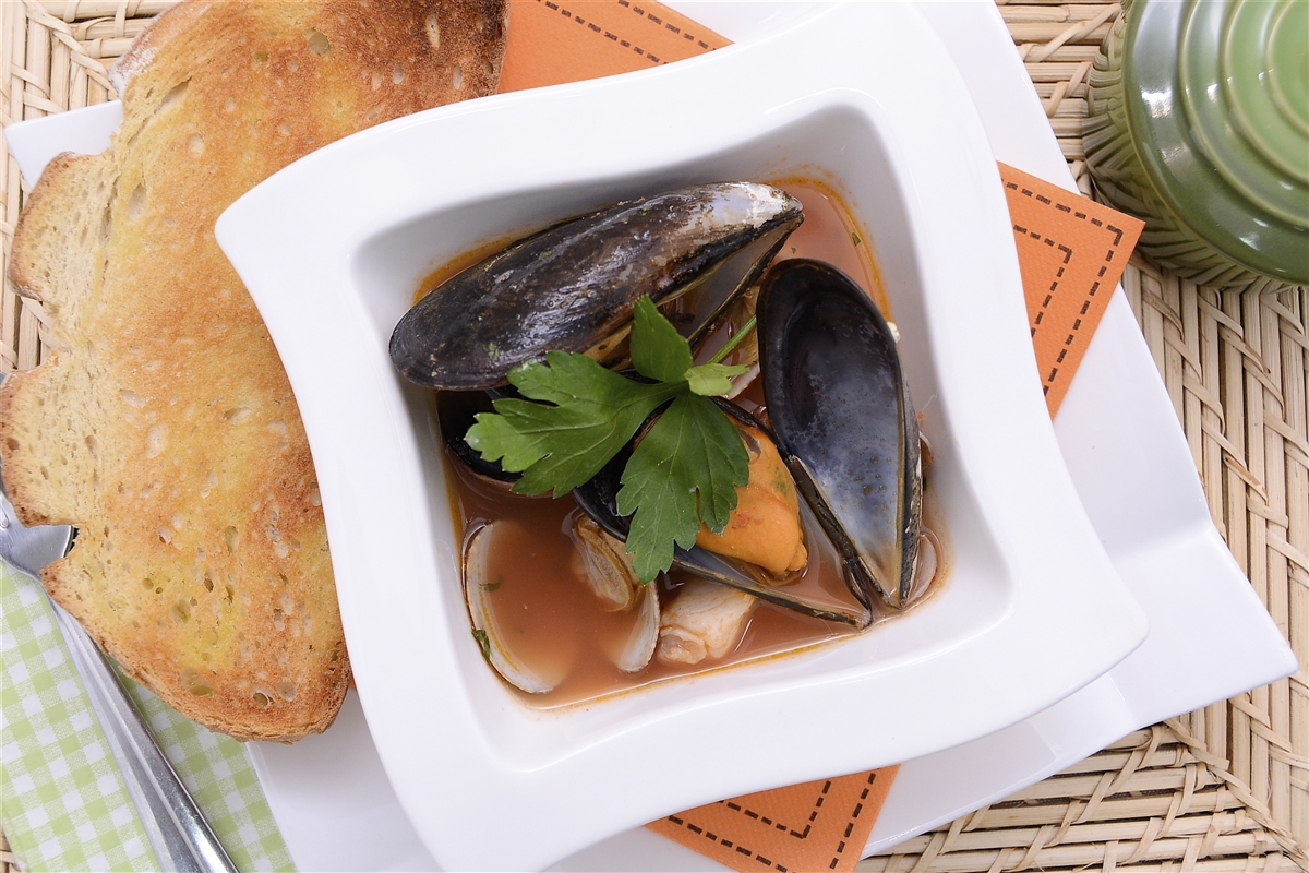 Sopa de mariscos con pan tostado