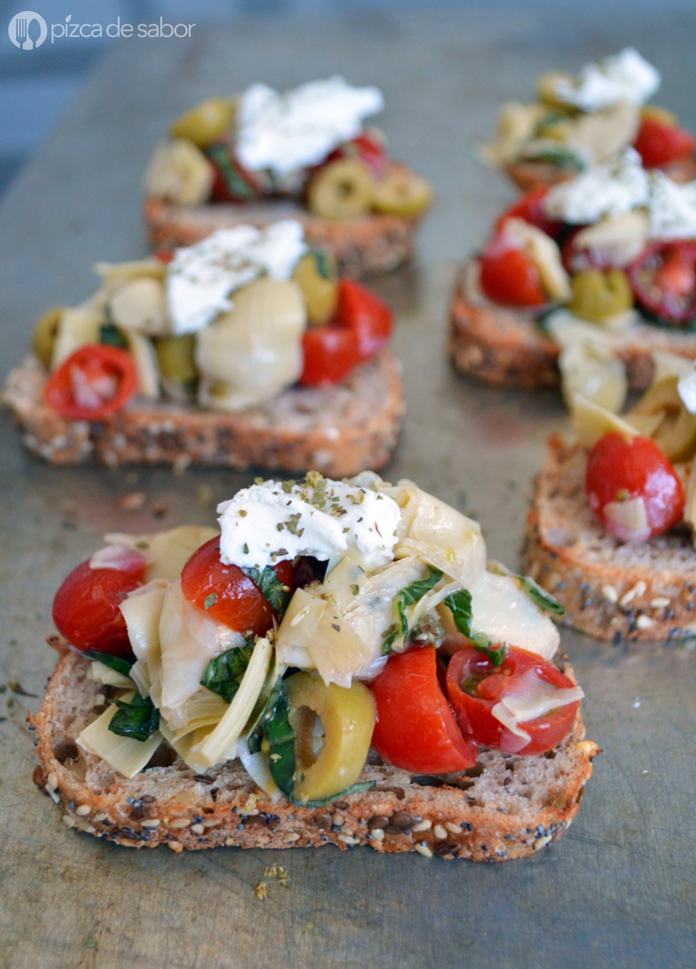 Bruschetta de alcachofas y queso feta