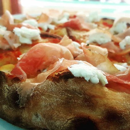 Pizza de bresaola, huevo y parmesano