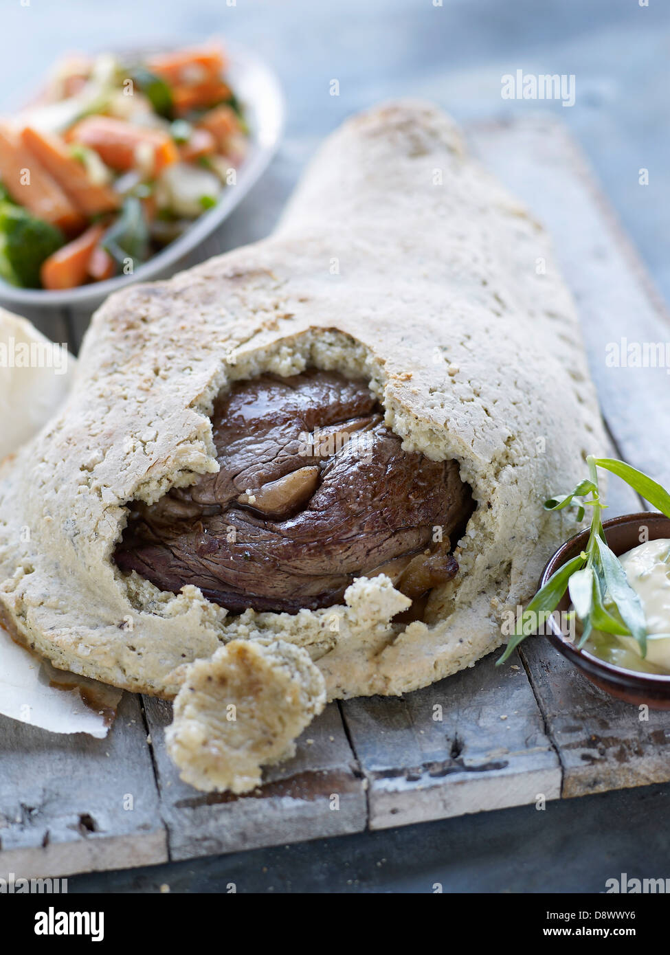 Chuletón de buey a la parrilla con ensalada de rúcula