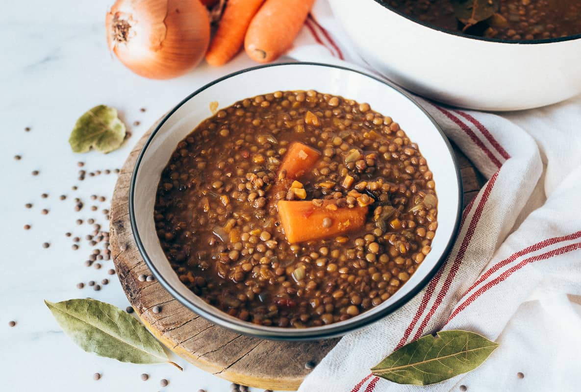 Lentejas estofadas con verduras: receta vegetariana y saludable