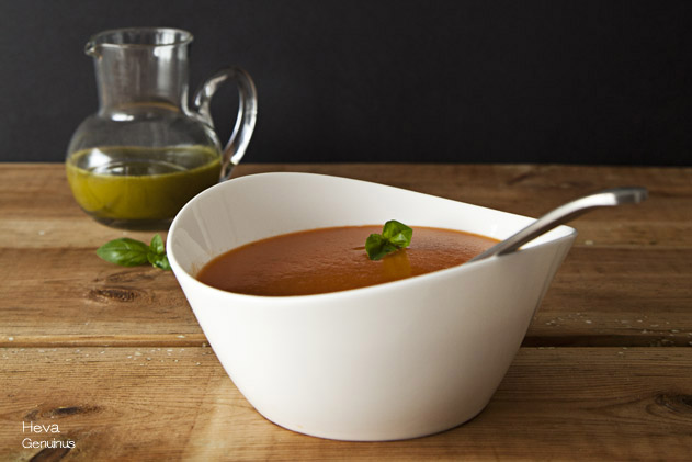 Sopa de tomate y albahaca