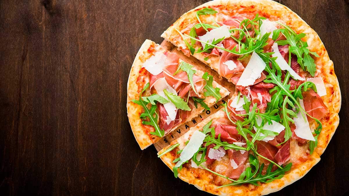 Pizza de jamón y rúcula con masa de patata