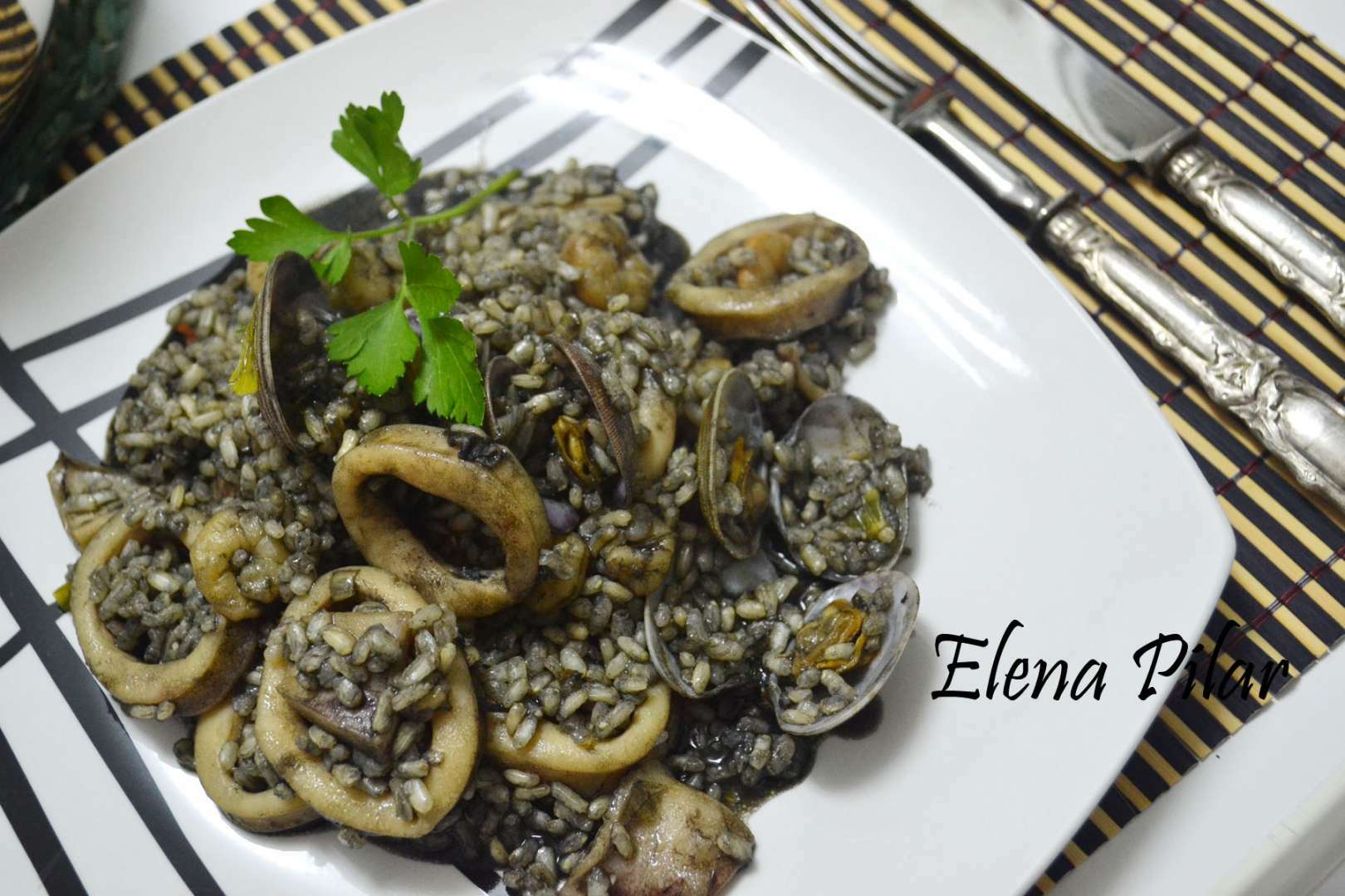 Arroz Negro con Calamares y Almejas