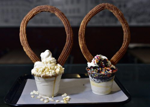 Churros de matcha con salsa de chocolate blanco