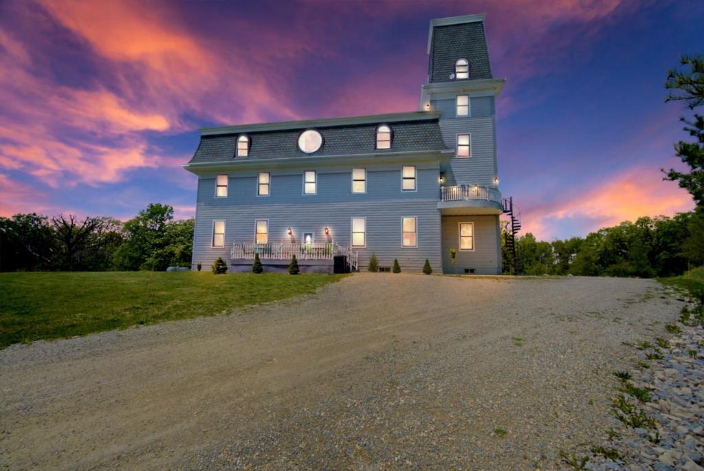 10. Exquisite Countryside Manor