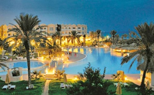 Beachfront Apartment with Pool