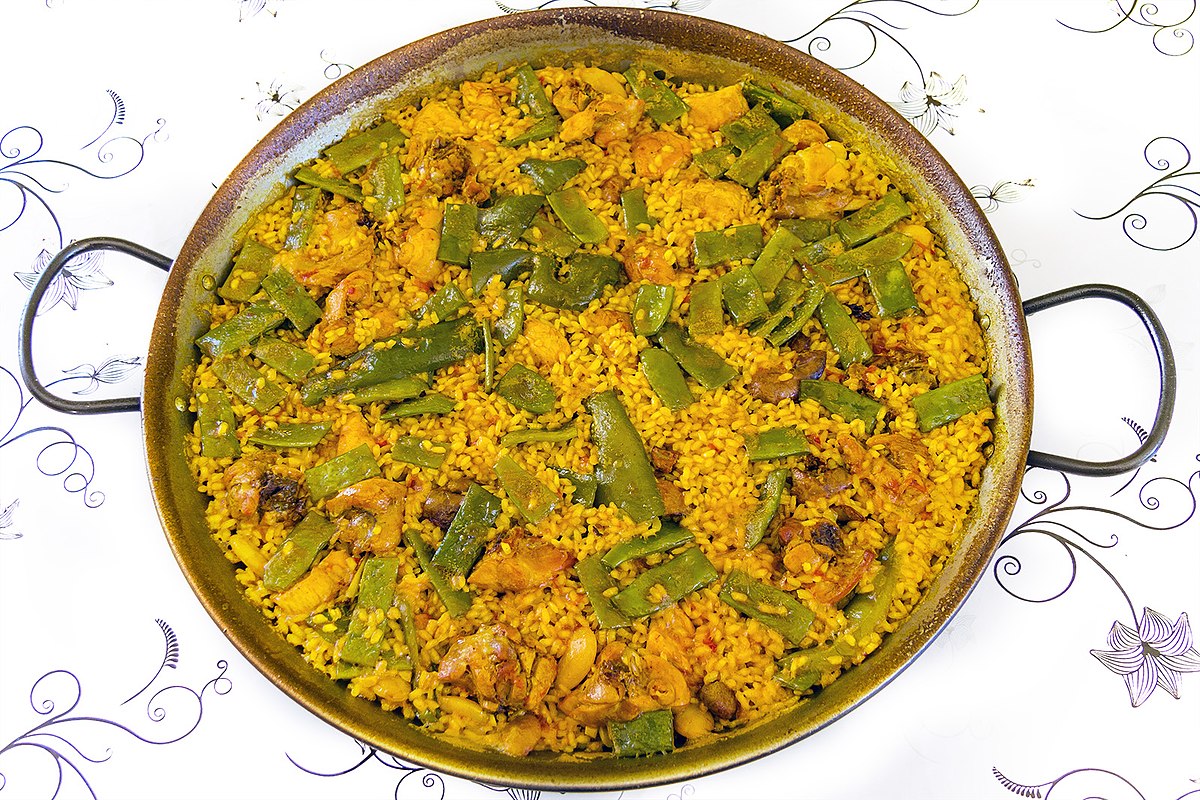 Paella Valenciana de mariscos con alioli de azafrán