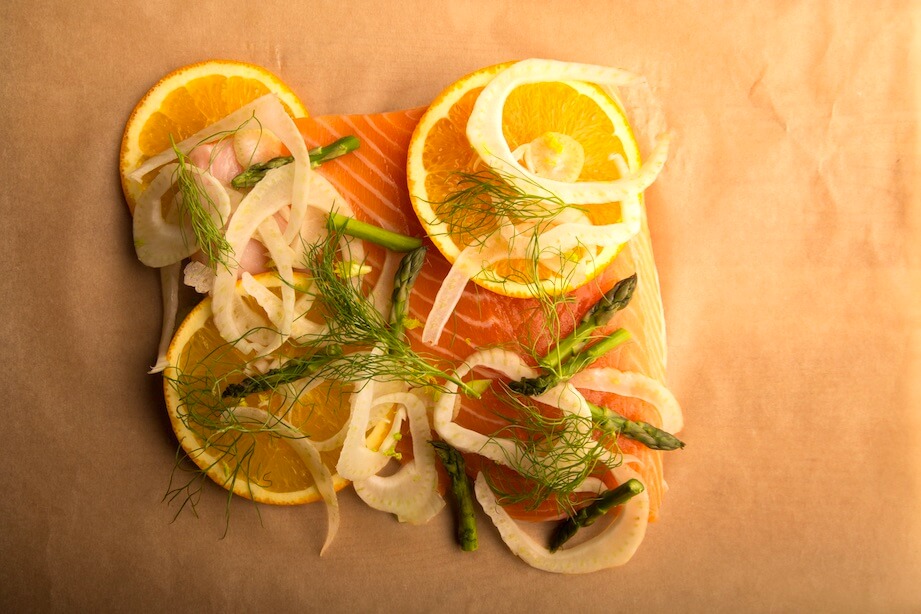 Cartoccio de Salmón con Champiñones y Espárragos