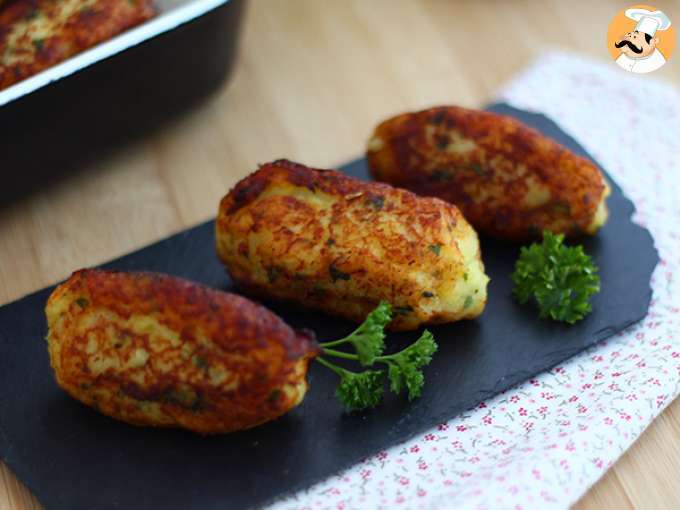 Pimientos del piquillo rellenos de bacalao en salsa verde con ensalada fresca