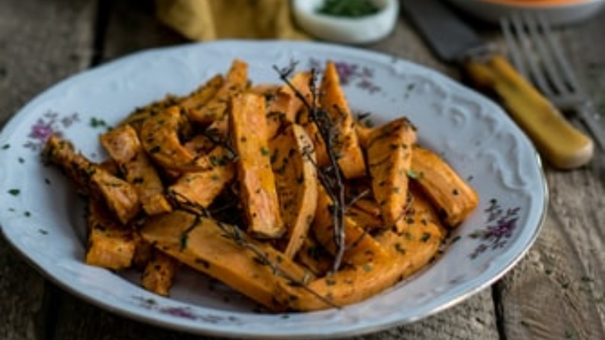 Patatas al horno con romero y cúrcuma