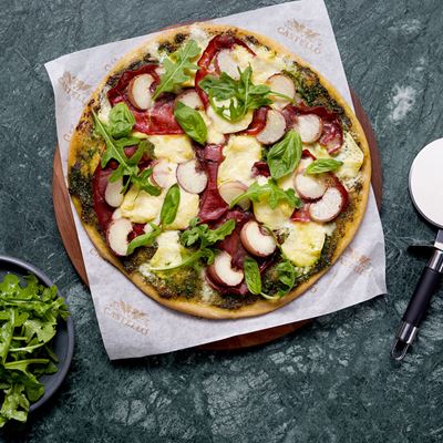 Pizza de bresaola y pesto