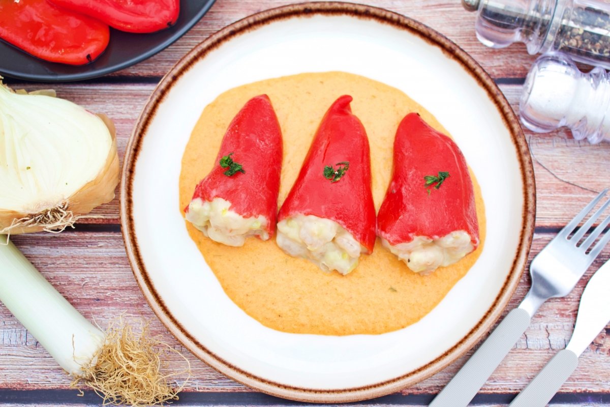 Pimientos del piquillo rellenos de gambas y bechamel