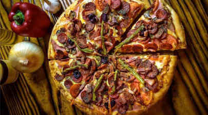 Pizza de Champiñones y Pimiento Rojo con Queso Cheddar