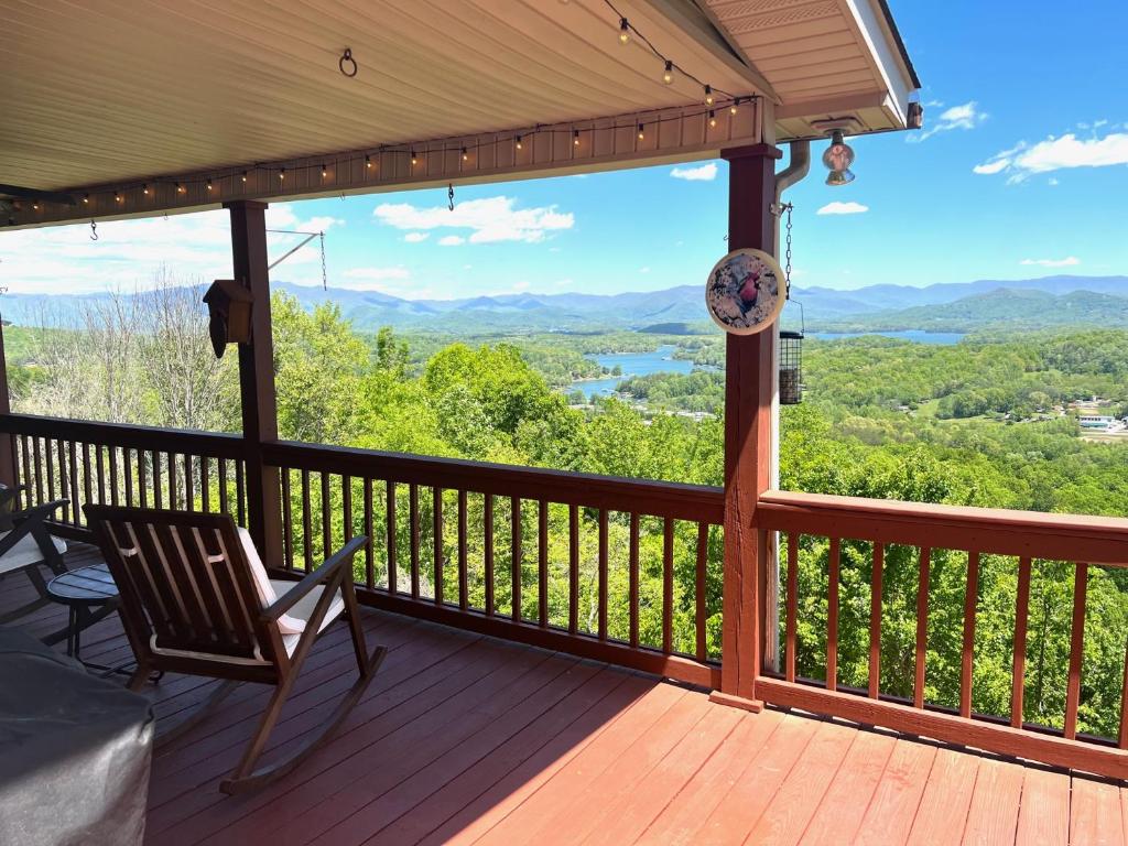 Rustic Cottage with Mountain Views