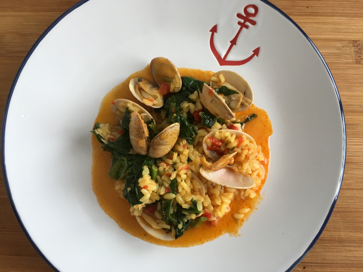 Arroz con almejas y espinacas
