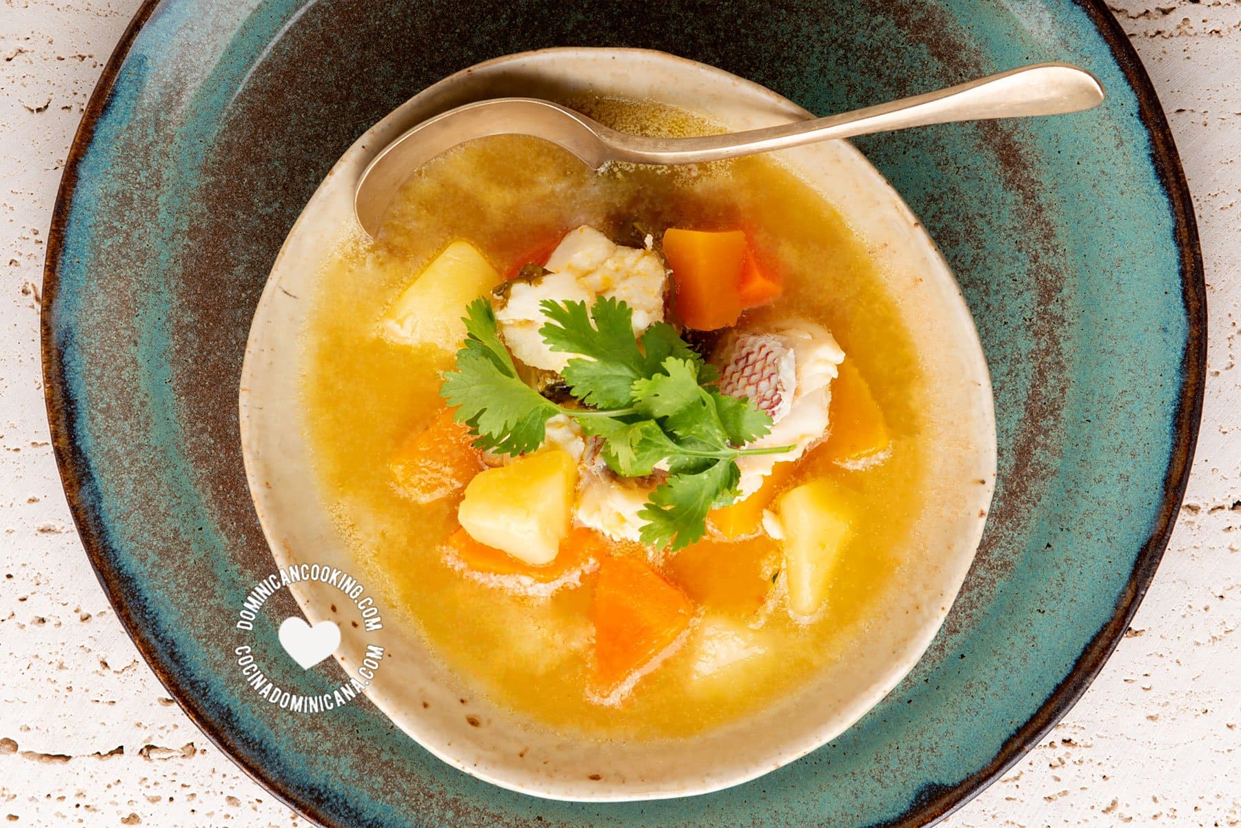 Sopa de pescado con limón y cilantro
