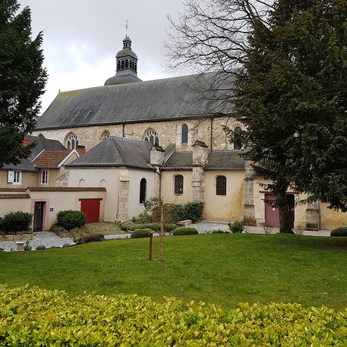 Visit the Hautvillers Abbey