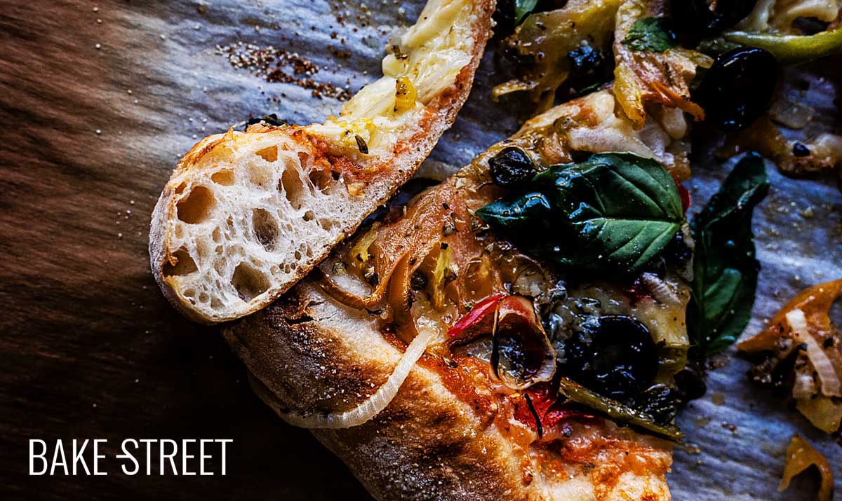 Pizza de aceitunas y alcaparras con masa de remolacha