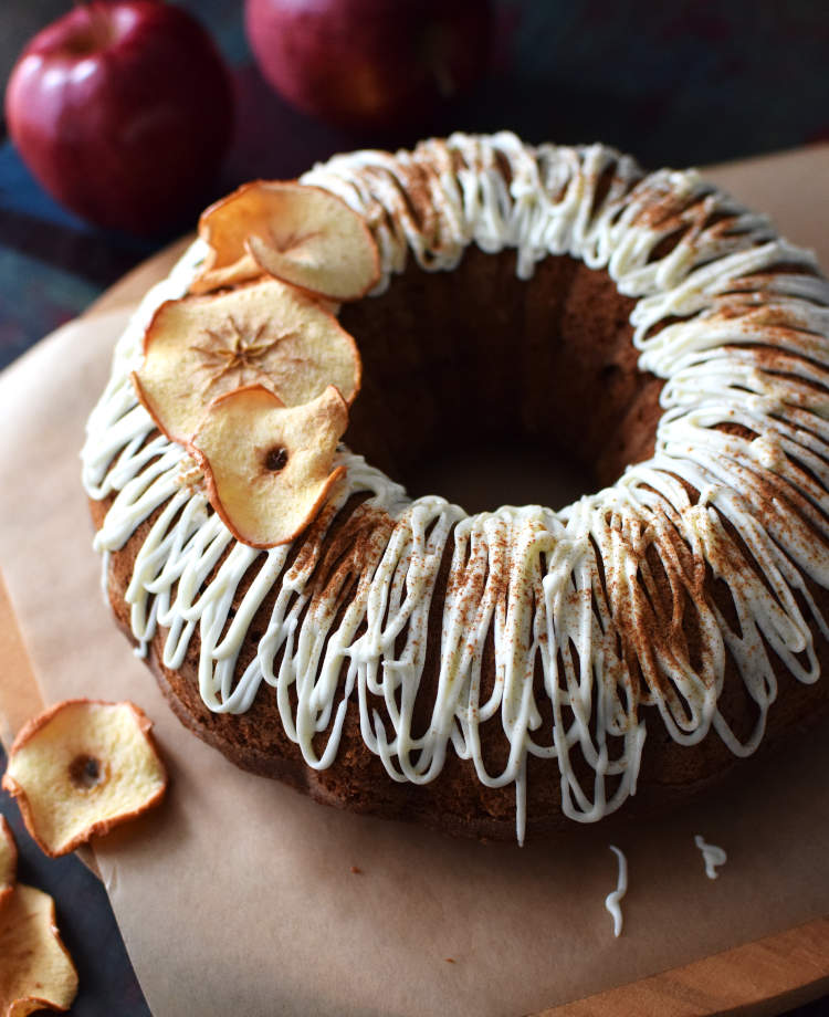 Coca de manzana con pasas y nueces