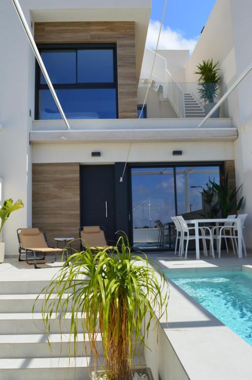 Elegant Villa with Outdoor Jacuzzi