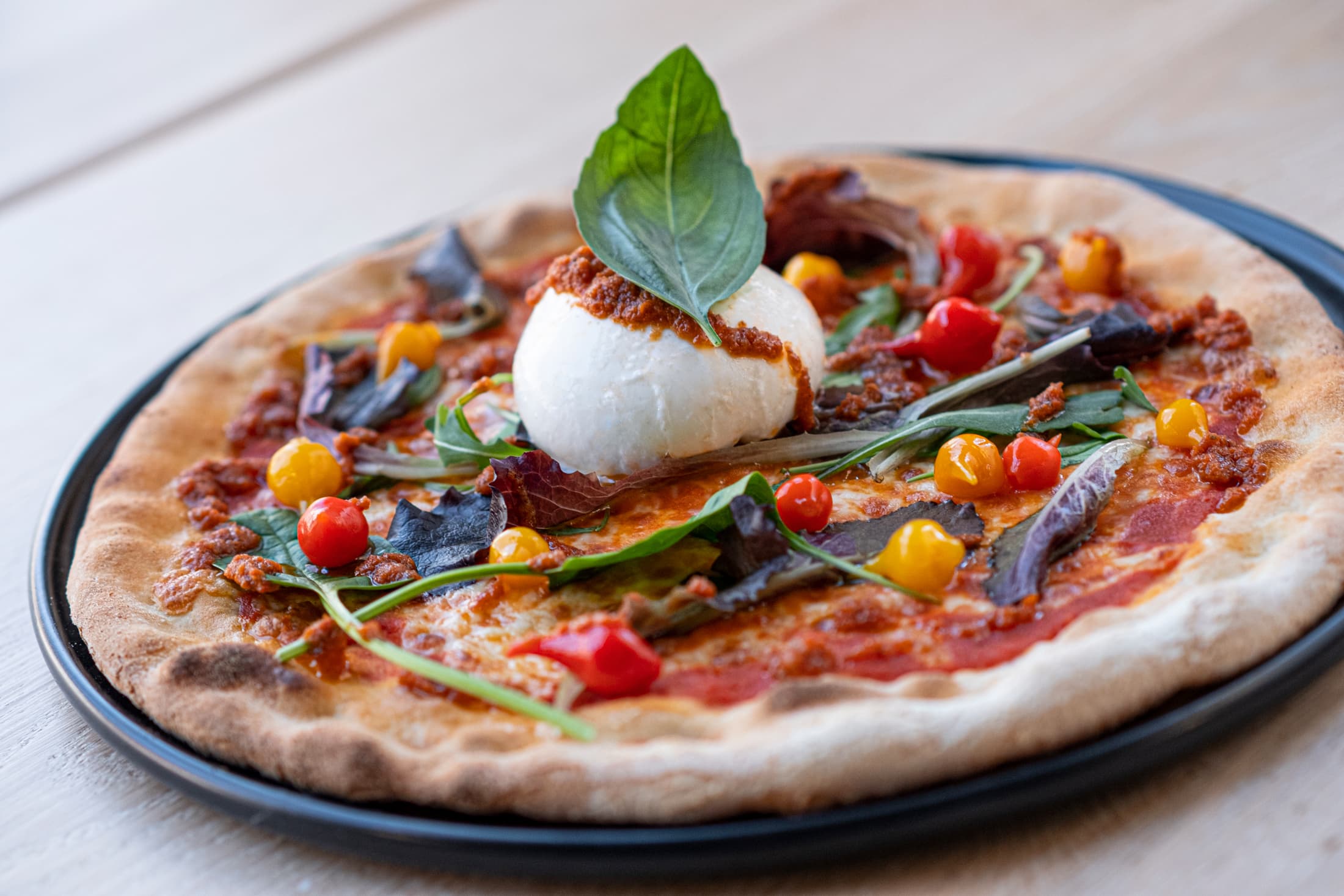 Disfruta de la pizza de bresaola y parmesano