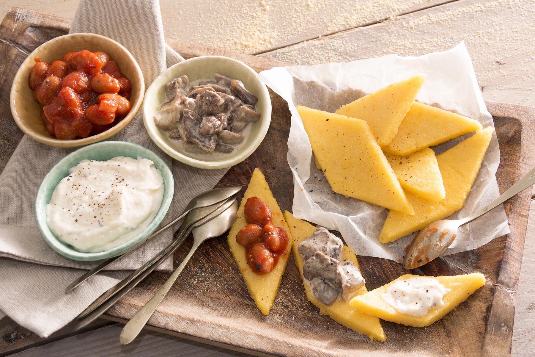 Polenta con salsa de champiñones y queso gorgonzola