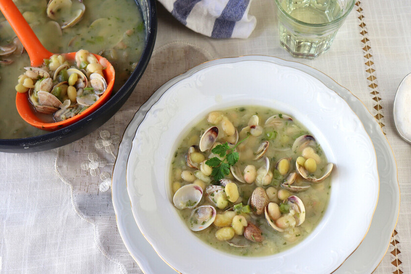 Receta de pochas con almejas al estilo francés