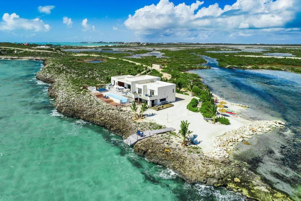 Beachfront Villa with Direct Access to the Sea