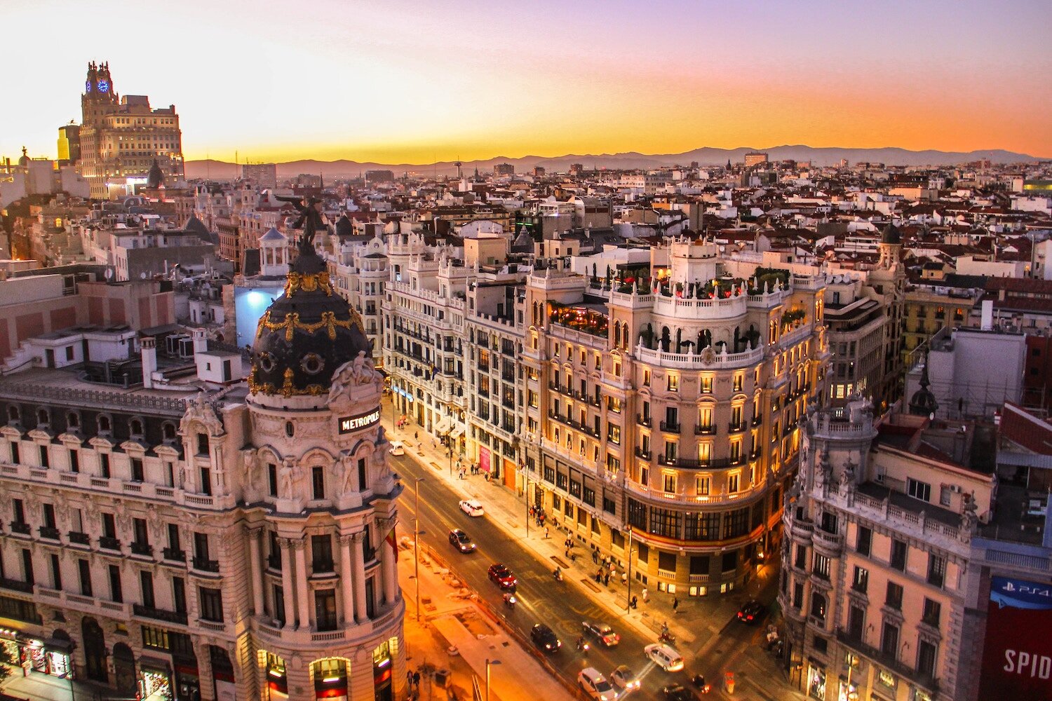 Elegant Townhouse with Prado Museum Proximity