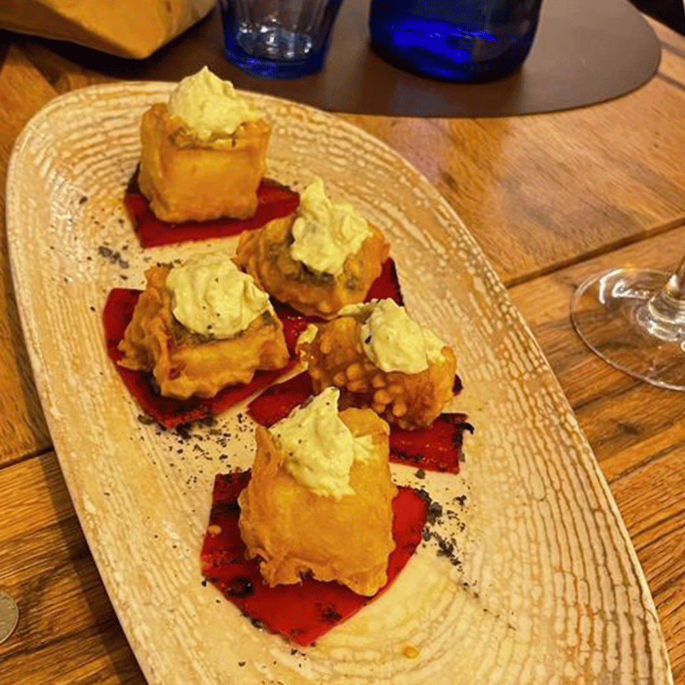 Pimientos de piquillo rellenos de bacalao en tempura