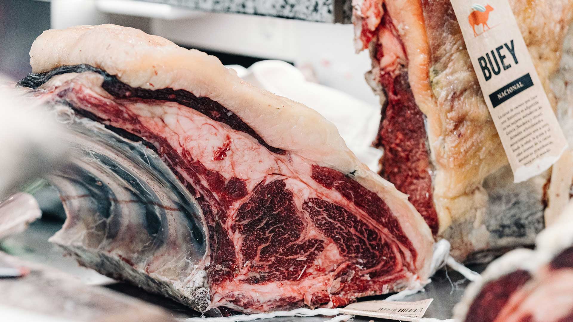 Chuletón de buey a la parrilla con salsa de vino tinto y setas