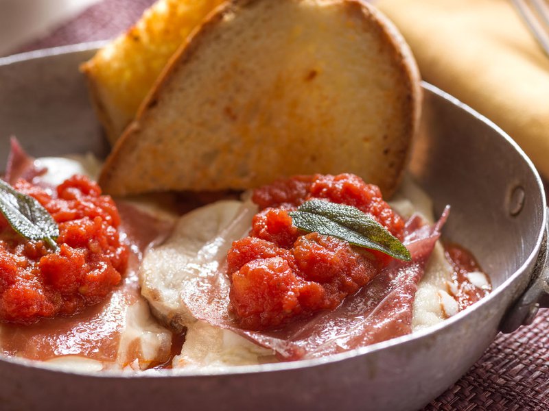 Saltimbocca con salsa de tomate