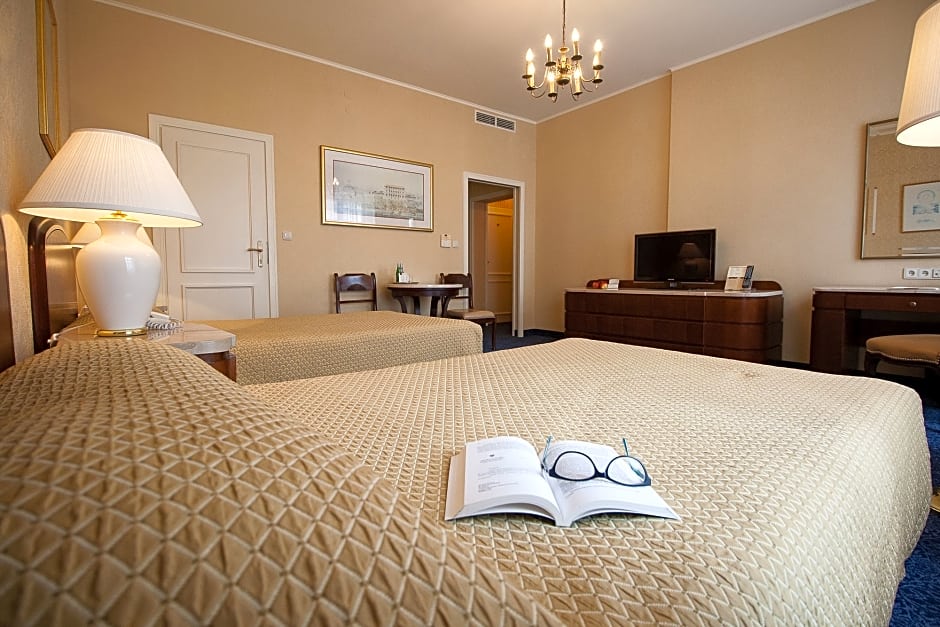 Hotel H