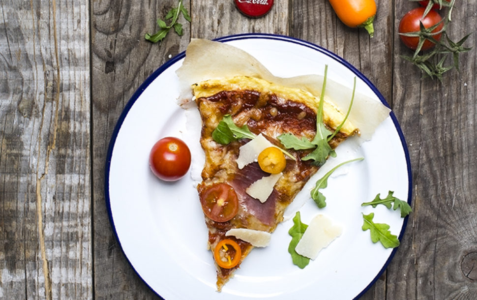 Pizza de jamón y rúcula con masa de harina de garbanzo