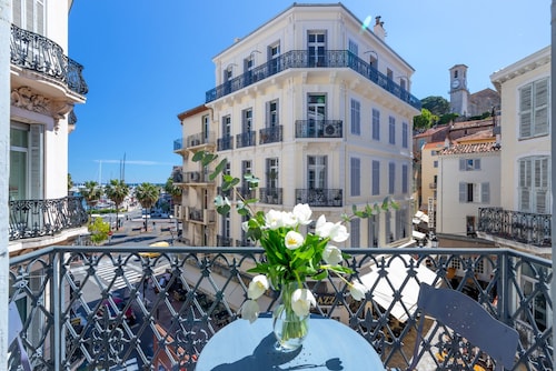 Elegant Apartment with Sea View Balcony