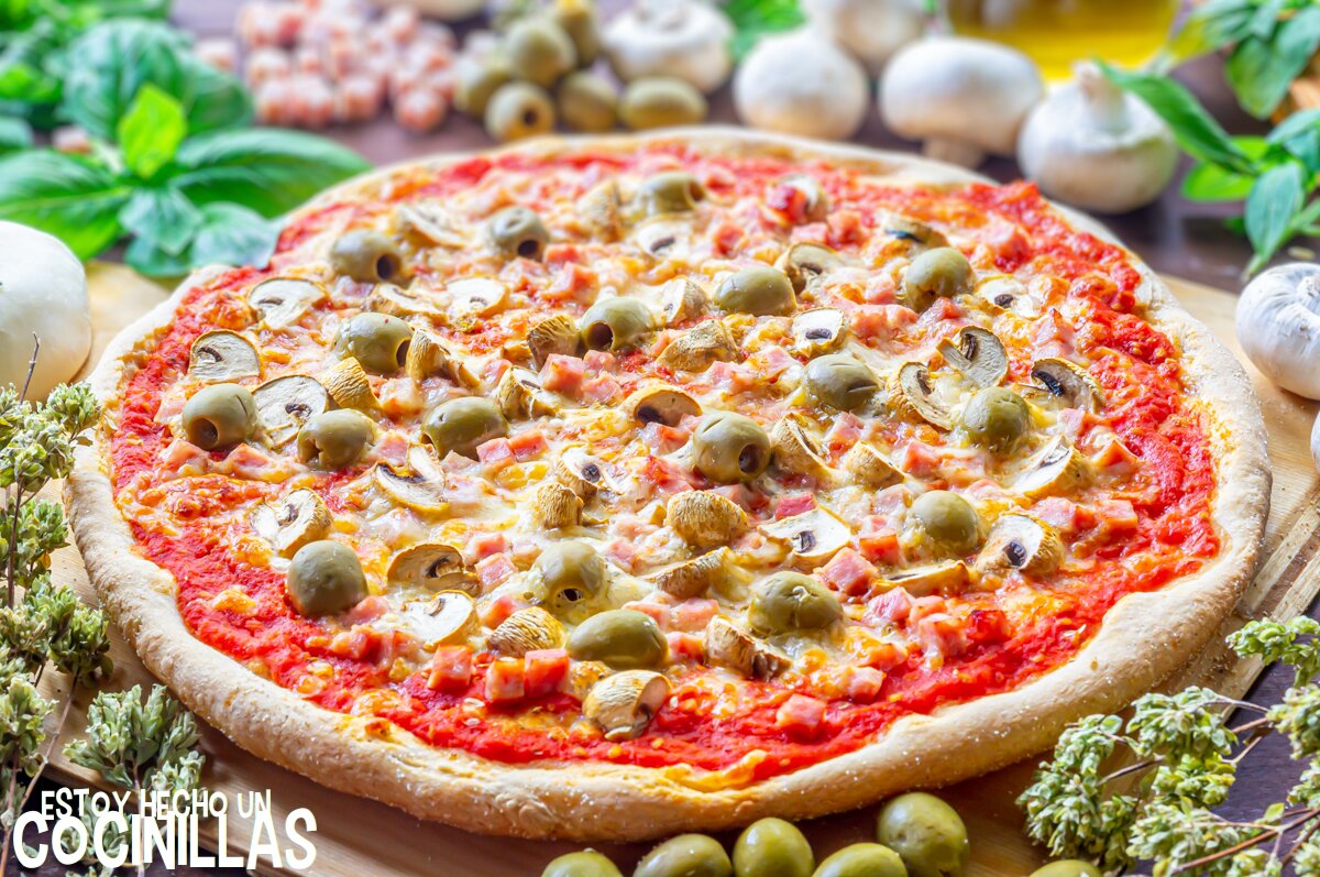 Pizza de jamón cocido y aceitunas
