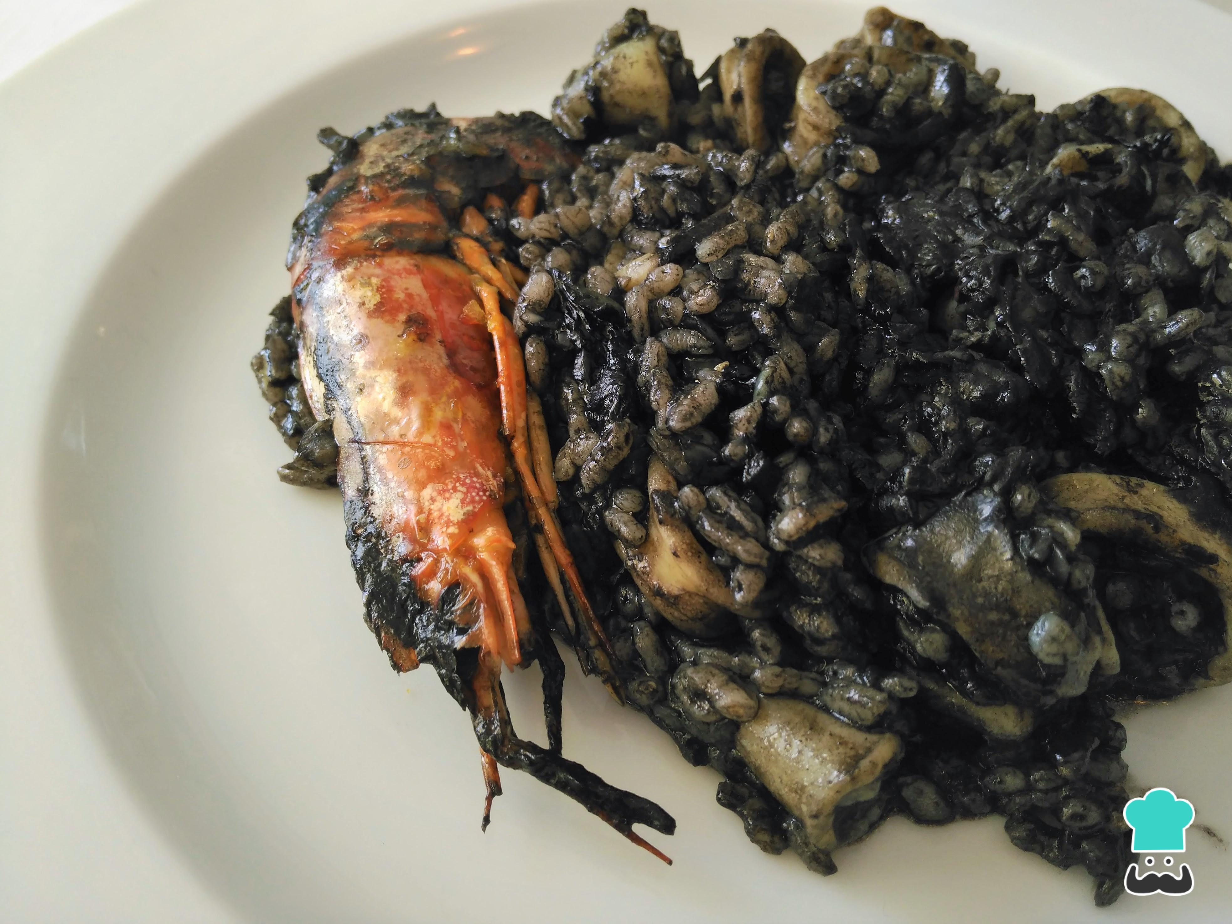 Arroz Negro con Chipirones y Langostinos