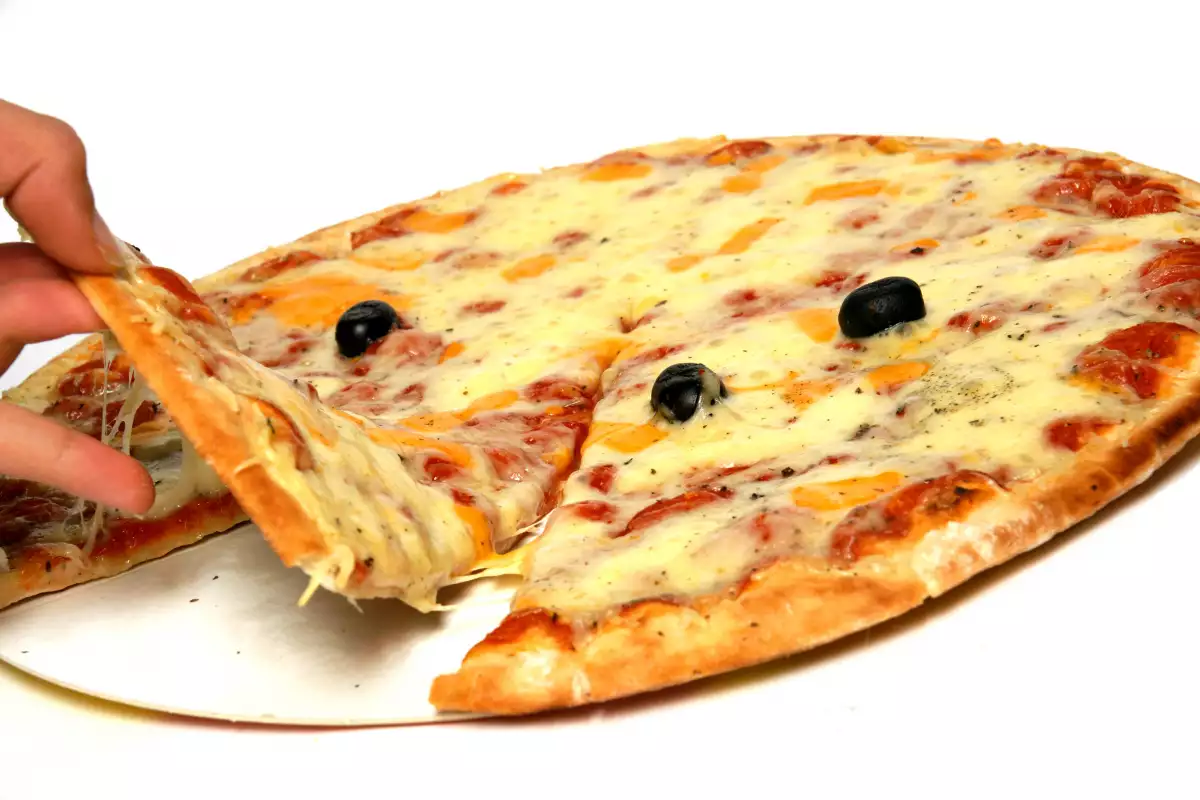 Pizza Quattro Formaggi con aceitunas