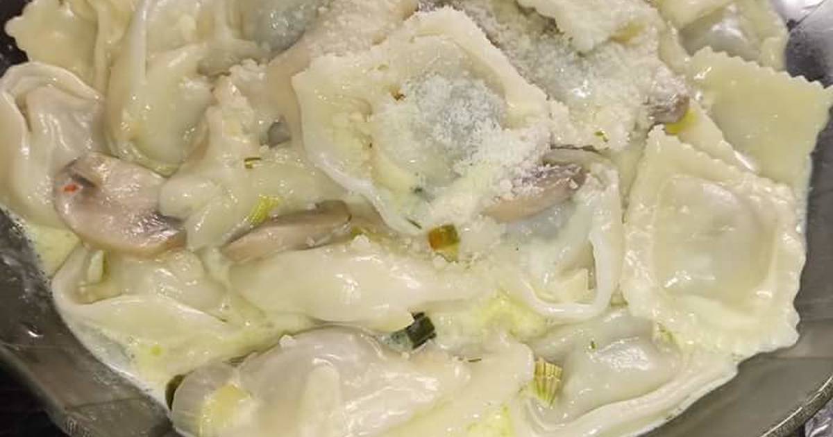 Ravioli con salsa de crema de champiñones