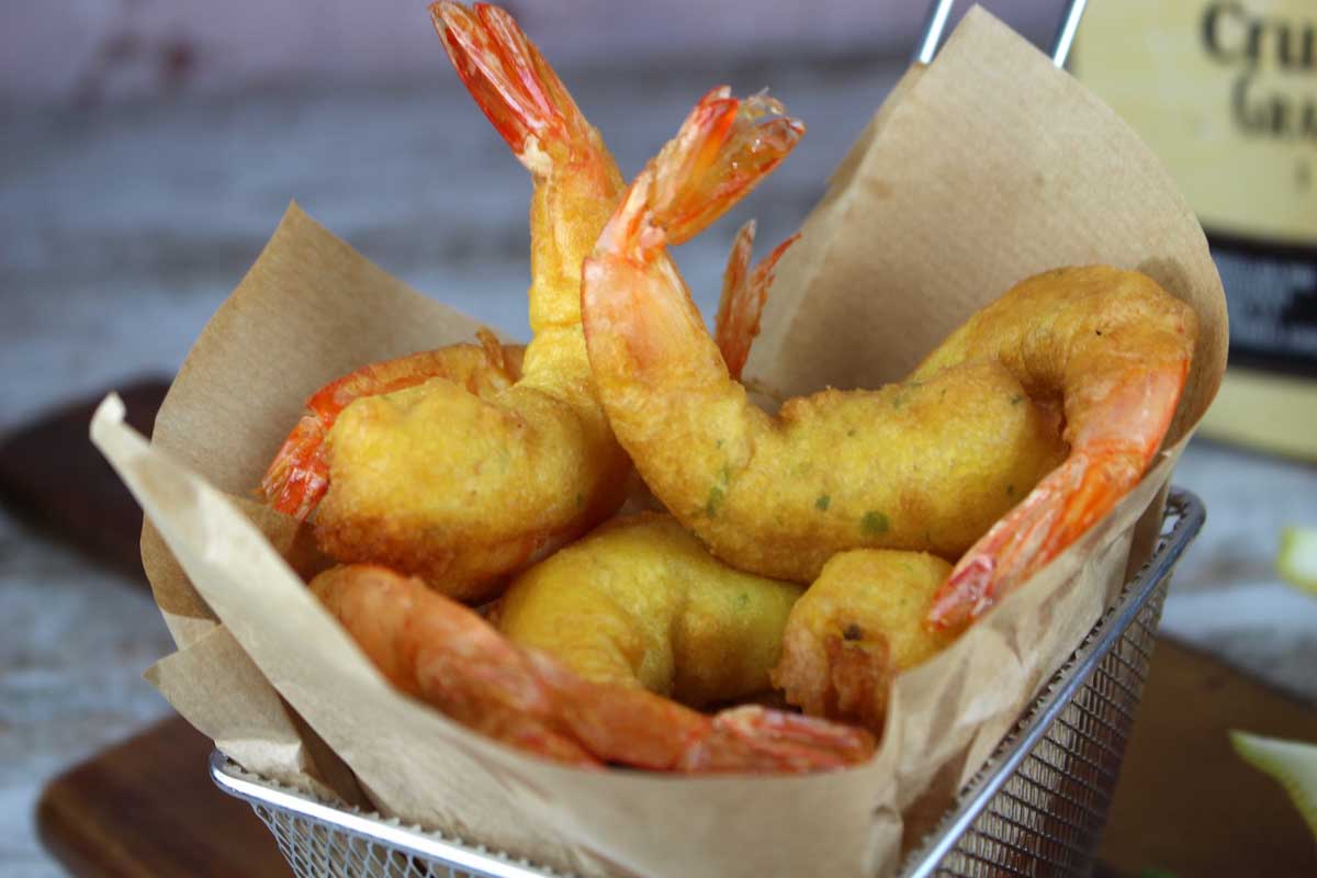 Gambas en gabardina con salsa de aguacate