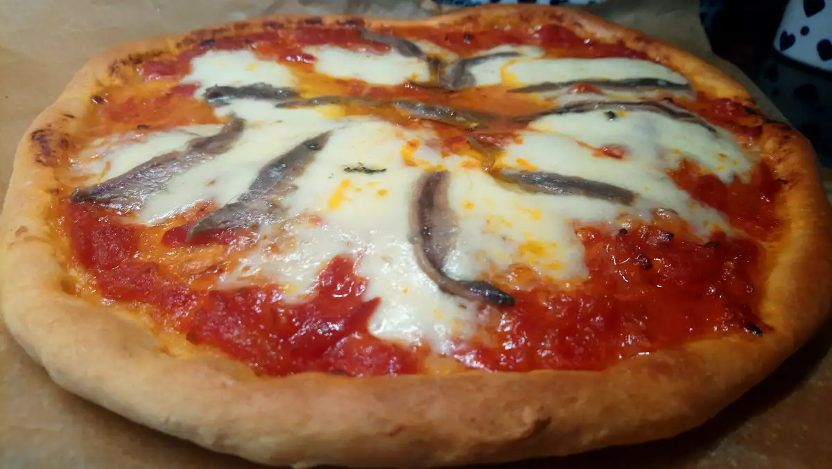 Pizza Margherita con anchoas