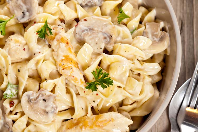 Tagliatelle con salsa de setas y pollo
