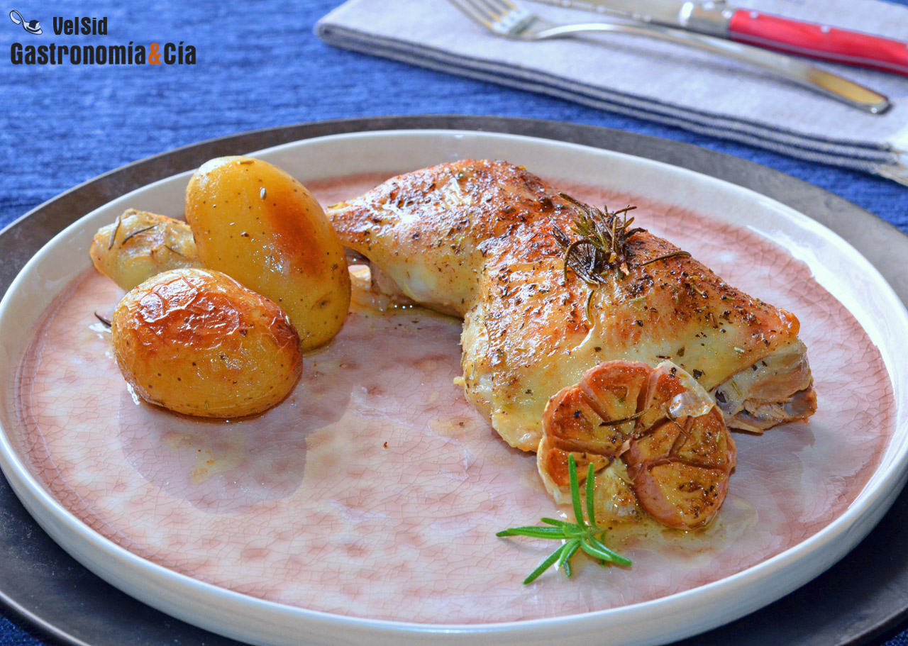 Patatas al horno con romero y pollo
