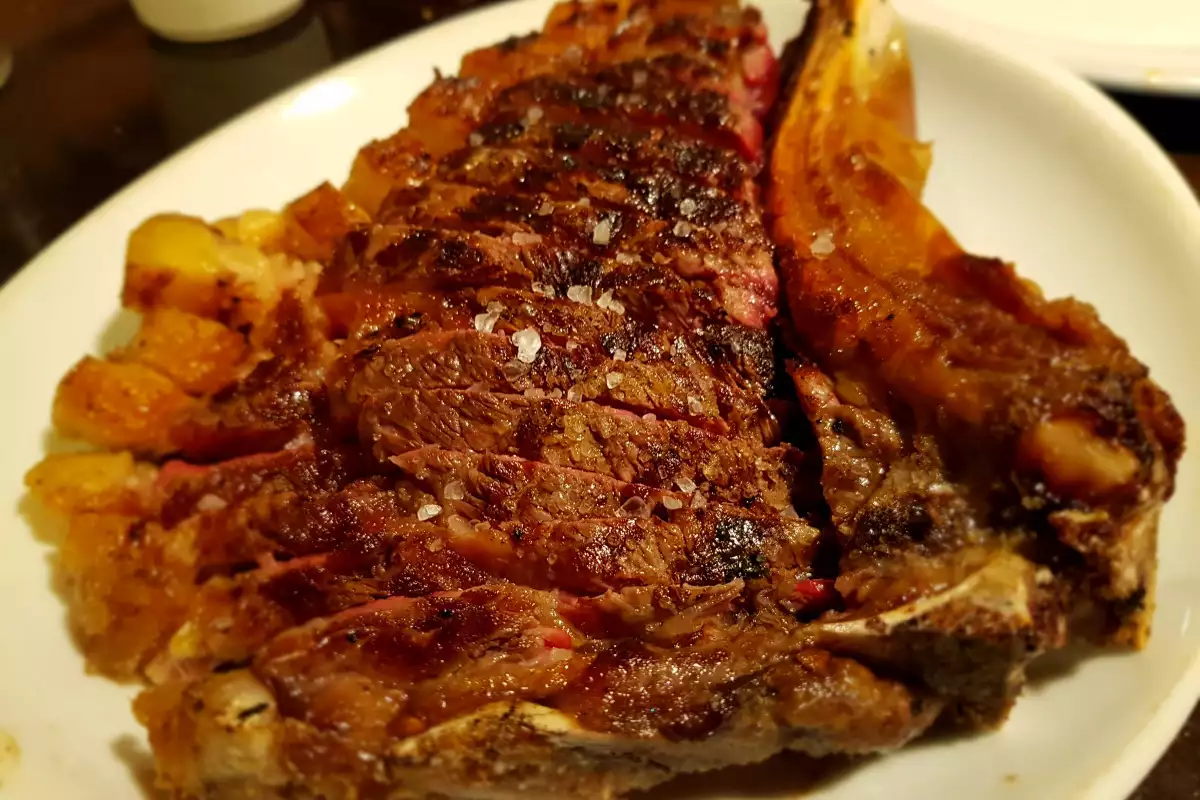 Receta de Chuletón de buey a la parrilla con patatas asadas