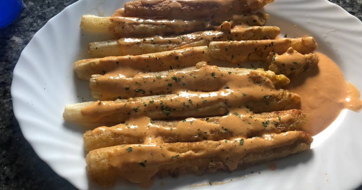 Pimientos del piquillo rellenos de bacalao en salsa verde con espárragos a la plancha