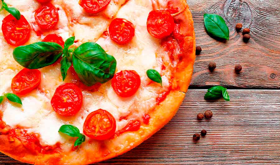 Pizza Napolitana con tomates cherry y albahaca